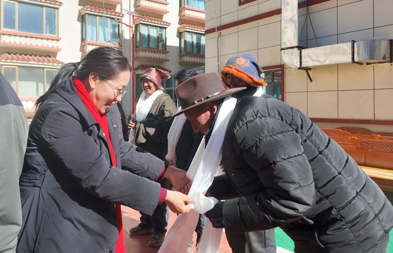 ��ɣ��ķ����������פ��㿴��ο������Ⱥ�ں���У��ѧ��